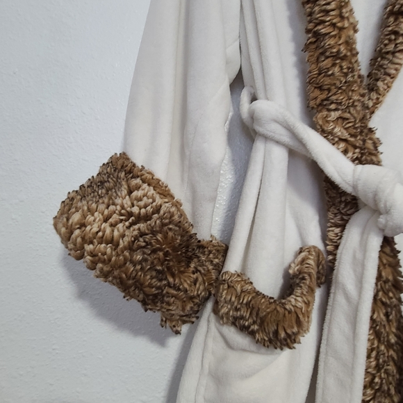 Pottery barn long robe faux fur white - Picture 10 of 12